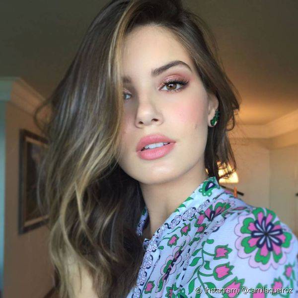 Maquiagem monocromática de Camila Queiroz ressaltou a beleza natural da atriz (Foto: Instagram @camilaqueiroz)